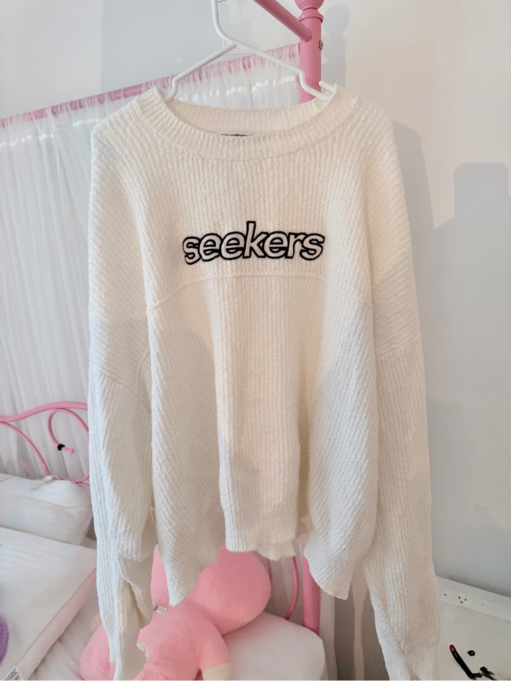 Sistersandseekers white Crewneck Pullover